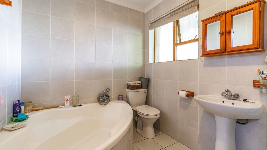 5 Bedroom Property for Sale in Miramar Eastern Cape